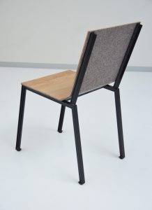 stoel met stalen frame en houten zitting Firma 400